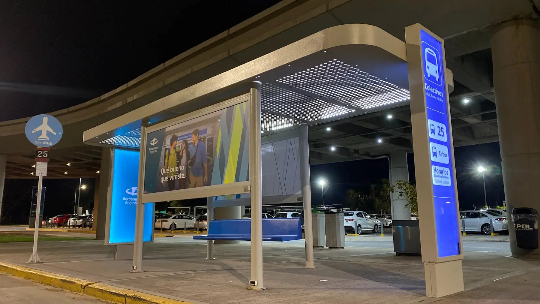 Estacion de transporte moderna con iluminacion LED azul
